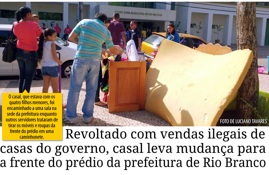 Revoltado com vendas ilegais de casas do governo, casal leva mudança para a frente do prédio da prefeitura de Rio Branco