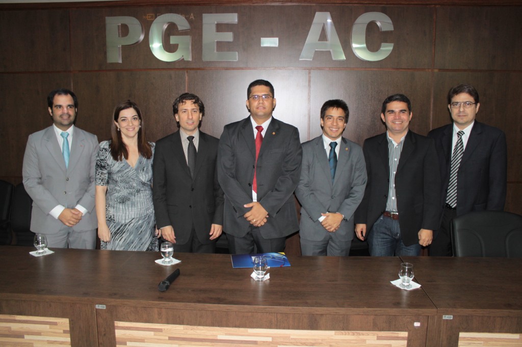 No centro, Alberto Tapeocy Nogueira ladeado pela equipe da PGE