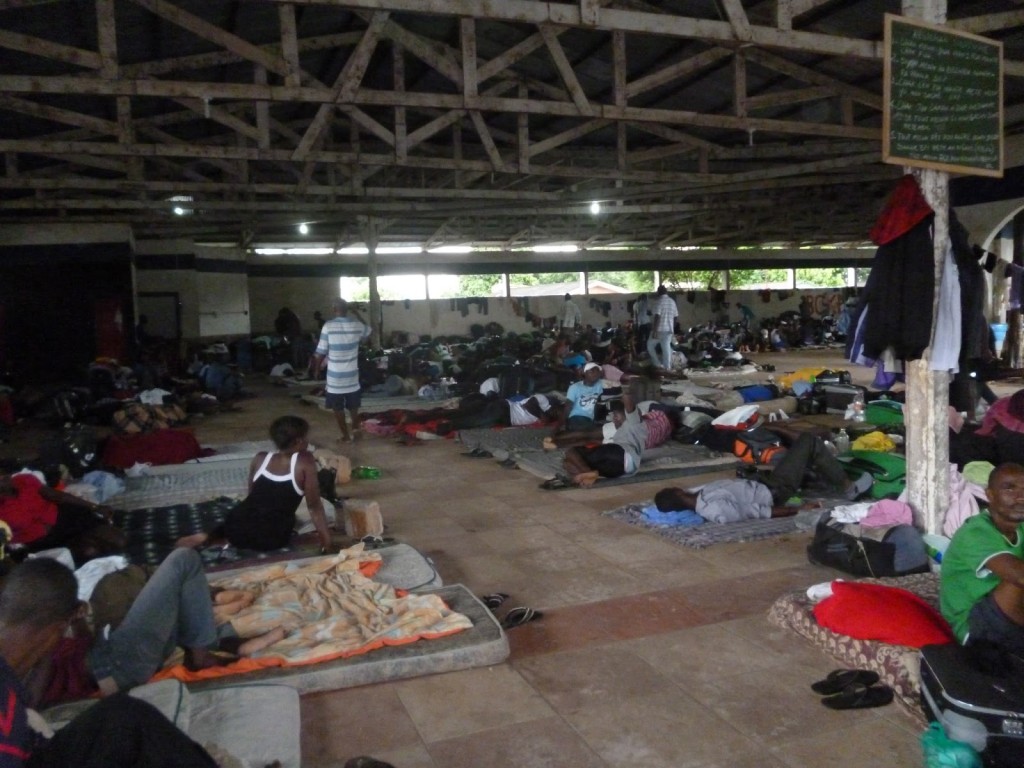 Imigrantes haitianos estão concentrados num galpão na cidade de Brasiléia (AC), fronteira do Brasil com a Bolívia, e vivendo em condições precárias, segundo a Igreja Católica em Rondônia informou em relatório