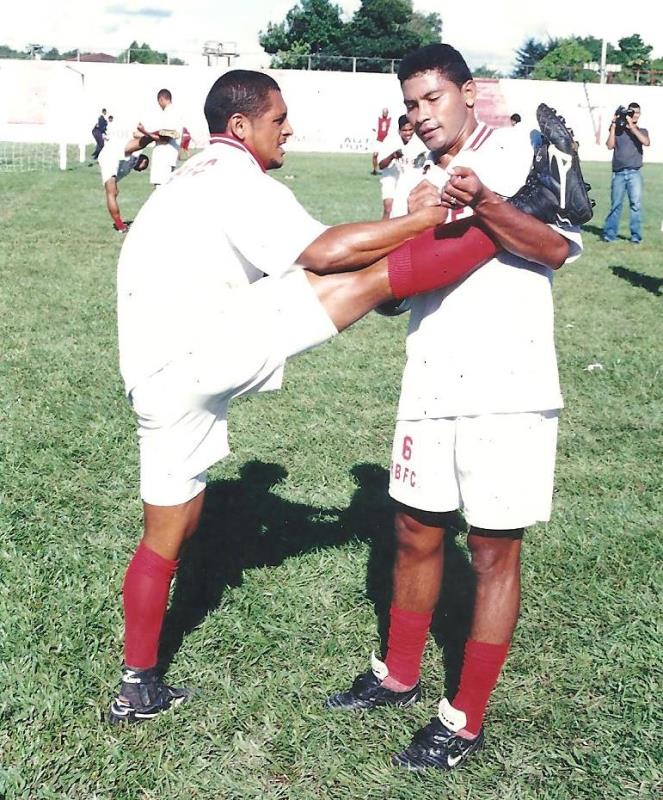 Os atacantes Vanilson e Marajó durante treino físico no José de Melo, em 2001. Foto: Manoel Façanha