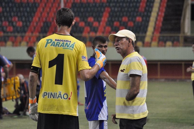 O técnico do Azulão, Paulo Capão, orienta o goleiro Tiago durante parada no jogo. Foto: Manoel Façanha