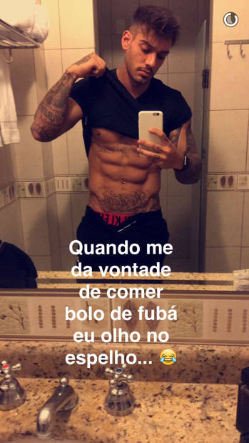Lucas Lucco exibiu o tanquinho no Snapchat