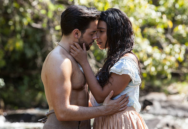Pedro com a atriz Gabriela Moreyra em cena da novela