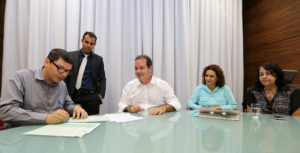 Tião Viana assinou a última etapa da desapropriação junto com o frei Charlei Leitão para que a propriedade passe para o Estado (Foto: Gleilson Miranda/Secom)