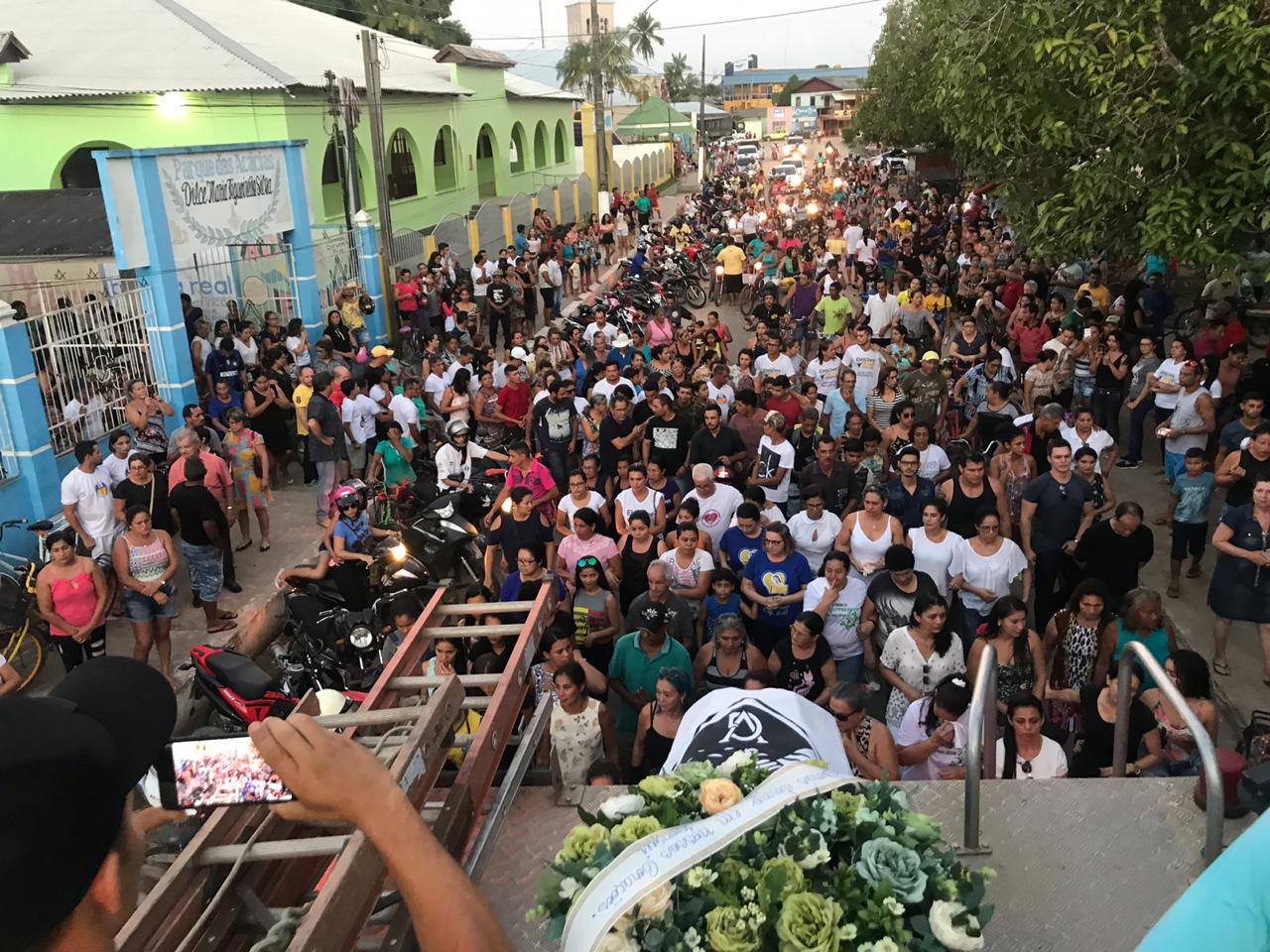 TARAUACÁ: Sob forte comoção de milhares de pessoas, Dr. Baba é sepultado no cemitério do município